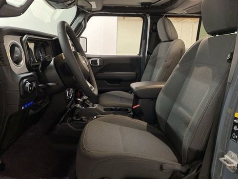 Used 2025 Jeep Wrangler Unlimited Sahara w/ Safety Group AWD/4WD image 18