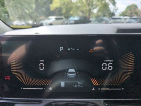 Used 2025 Kia Carnival FWD image 13