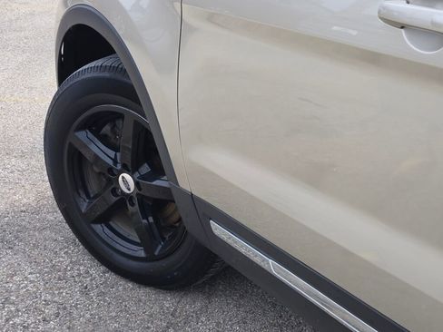 Used 2017 Ford Explorer XLT image 18