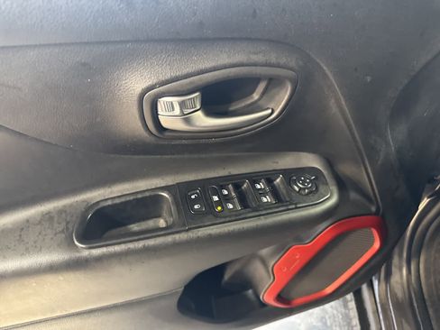 Used 2016 Jeep Renegade Trailhawk image 18