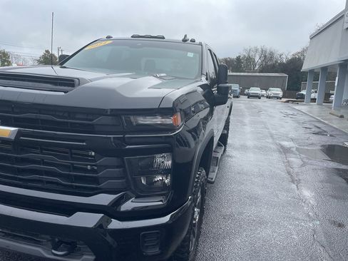 Used 2024 Chevrolet Silverado 2500 Custom w/ Custom Value Package image 4