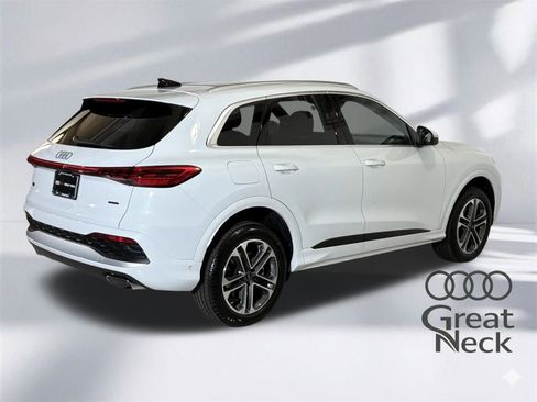 Used 2025 Audi Q5 Premium w/ Convenience Package image 10
