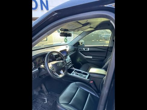 Used 2021 Ford Explorer XLT w/ Equipment Group 202A image 8