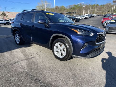 Used 2023 Toyota Highlander LE FWD image 6