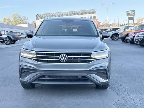 Used 2023 Volkswagen Tiguan SE w/ Panoramic Sunroof Package image 9
