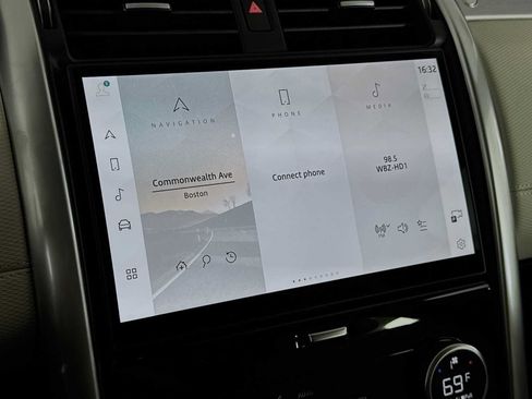 New 2025 Land Rover Discovery Dynamic SE AWD/4WD image 13