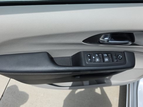 Used 2024 Chrysler Pacifica Touring-L FWD image 14