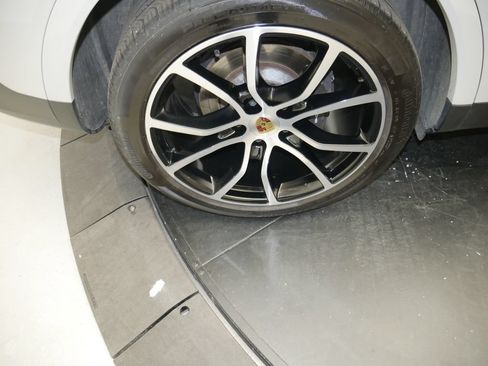 Certified 2023 Porsche Cayenne AWD/4WD image 16