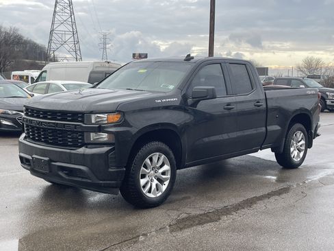 Used 2019 Chevrolet Silverado 1500 Custom w/ Custom Value Package image 2
