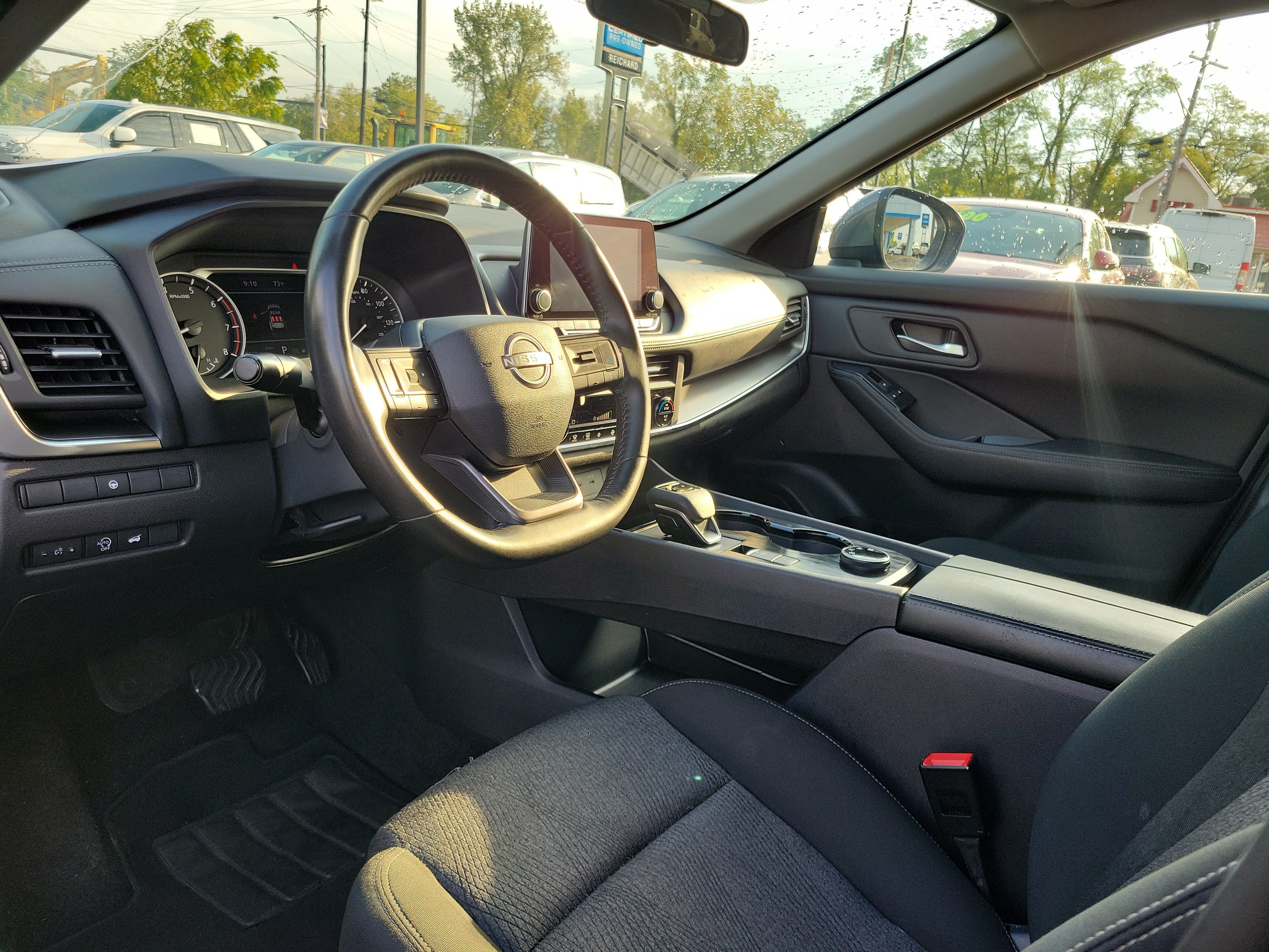 Used 2025 Nissan Rogue SV AWD/4WD image 19