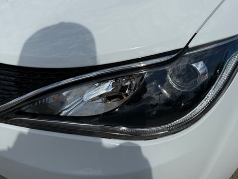 Used 2018 Chrysler Pacifica Touring-L Plus w/ Advanced Safetytec Group FWD image 9