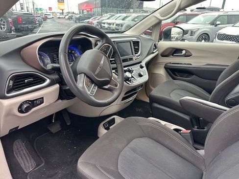 Used 2024 Chrysler Voyager LX image 4