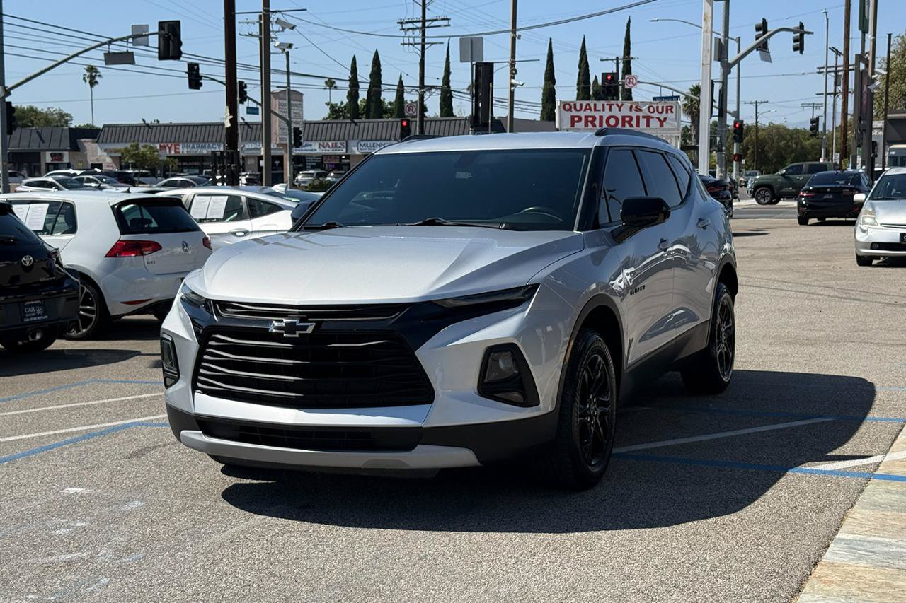 Used 2020 Chevrolet Blazer LT w/ Midnight/Sport Edition FWD image 2