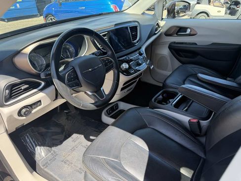 Used 2017 Chrysler Pacifica Touring-L FWD image 10