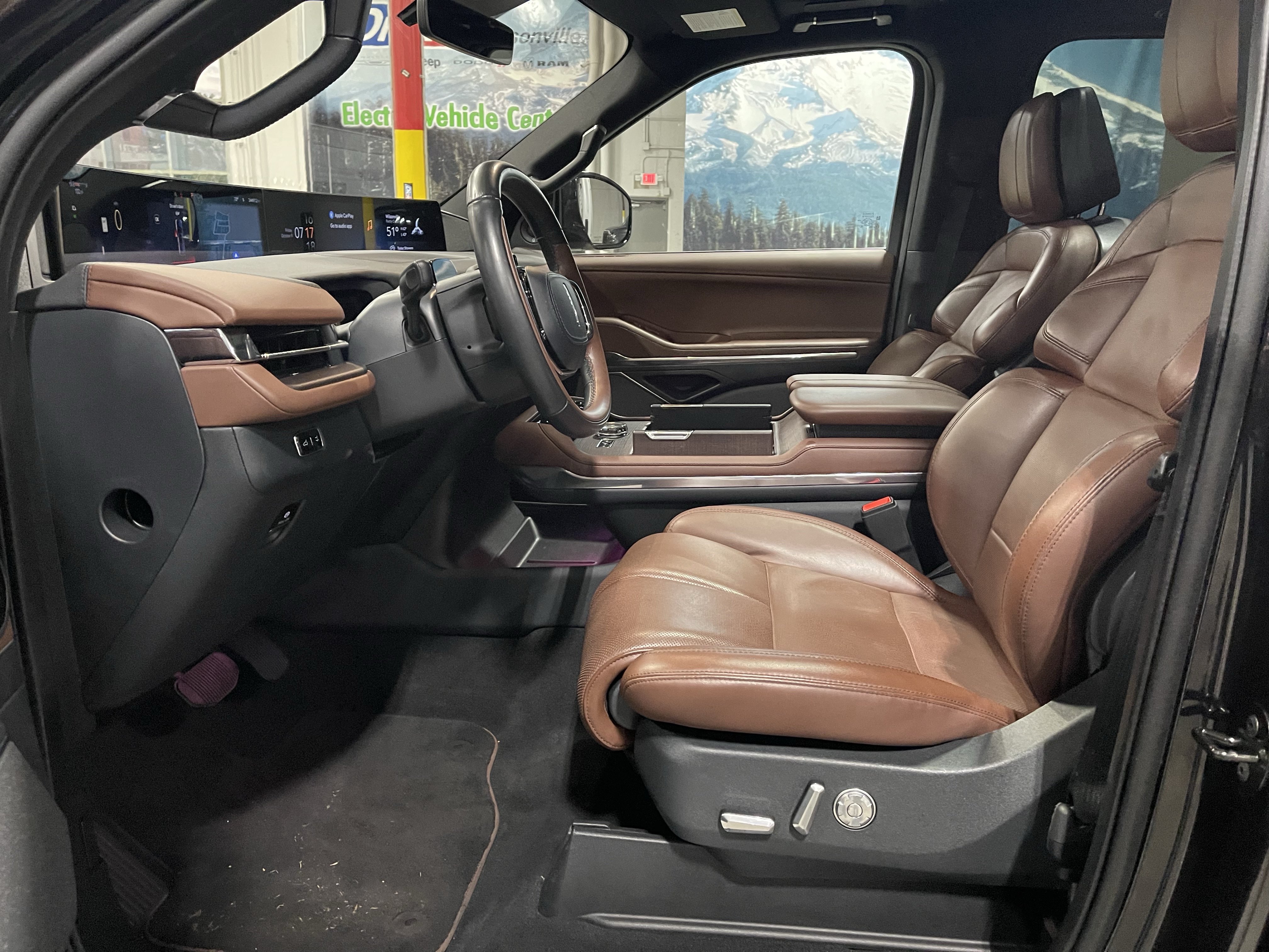 Used 2025 Lincoln Navigator Reserve AWD/4WD image 11