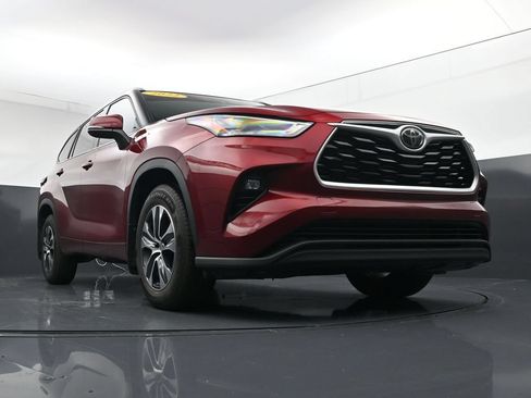 Used 2022 Toyota Highlander XLE AWD/4WD image 32