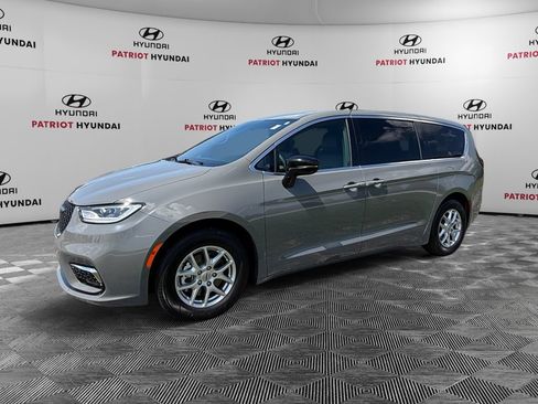 Used 2025 Chrysler Pacifica Select FWD image 7