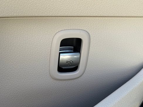 Used 2025 Mercedes-Benz C 300 Sedan image 26