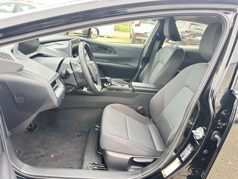 Used 2025 Toyota Prius LE image 36