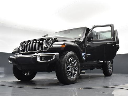 Used 2025 Jeep Wrangler Unlimited Sahara AWD/4WD image 30