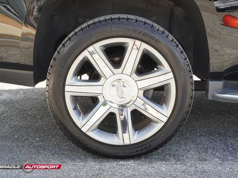 Used 2018 Cadillac Escalade Luxury AWD/4WD image 11