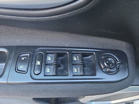 Used 2018 Jeep Renegade Latitude image 17