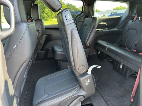New 2027 Chrysler Pacifica Select FWD image 5