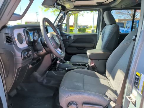 Used 2024 Jeep Wrangler Unlimited Sahara w/ Technology Group AWD/4WD image 18