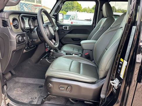 Used 2025 Jeep Gladiator Mojave w/ Safety Group AWD/4WD image 15