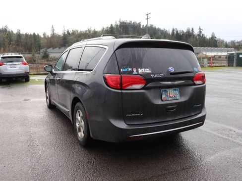 Used 2018 Chrysler Pacifica Touring-L image 7