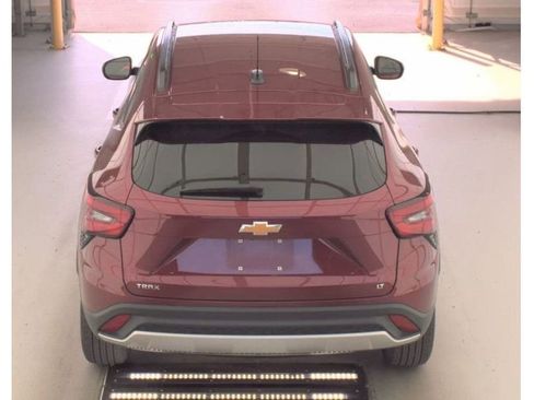 Used 2025 Chevrolet Trax LT w/ LT Convenience Package image 5