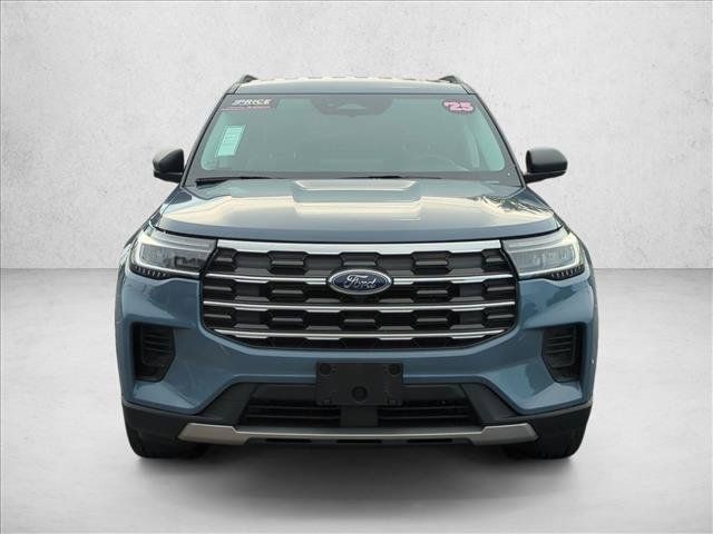 Used 2025 Ford Explorer Active RWD image 2