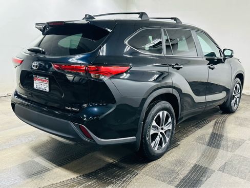 Used 2023 Toyota Highlander XLE image 6
