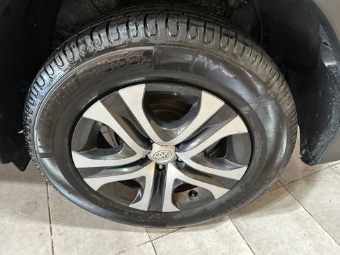 Used 2018 Toyota RAV4 LE FWD image 9