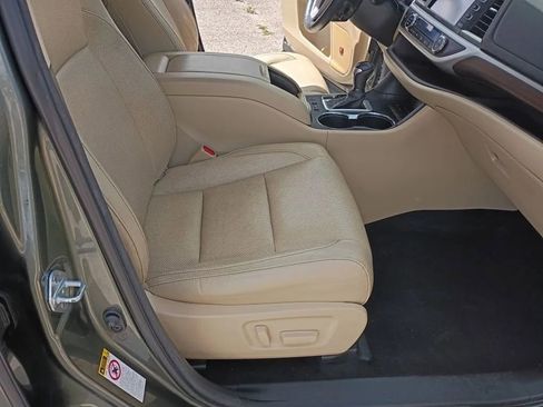 Used 2015 Toyota Highlander Limited image 18