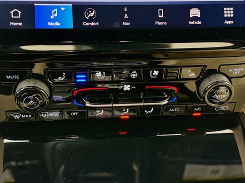 Used 2023 Jeep Grand Cherokee L Limited w/ Luxury Tech Group II image 17