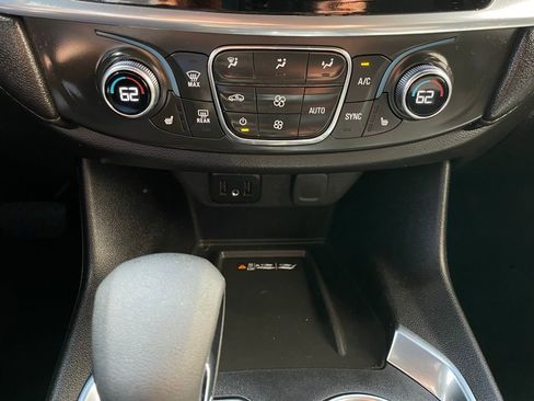 Used 2022 Chevrolet Traverse LT image 18