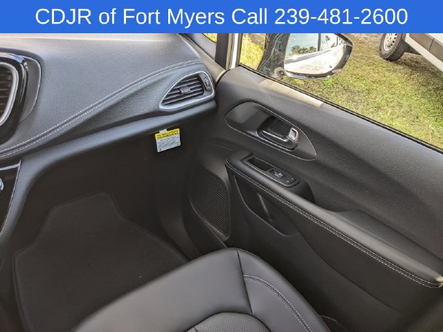 New 2026 Chrysler Pacifica Select FWD image 13