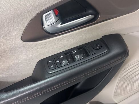 Used 2018 Chrysler Pacifica Touring-L w/ Tire & Wheel Group FWD image 19