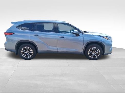 Used 2021 Toyota Highlander XLE AWD/4WD image 4