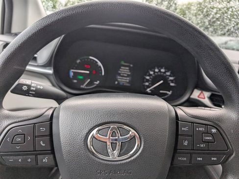 Used 2024 Toyota Sienna LE w/ LE Plus Package AWD/4WD image 25