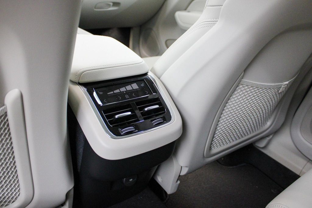 Certified 2026 Volvo XC60 B5 Ultra w/ Protection Package Premier AWD/4WD image 29