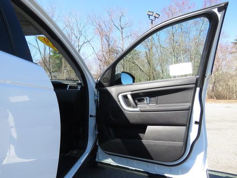 Used 2019 Land Rover Discovery Sport HSE image 12