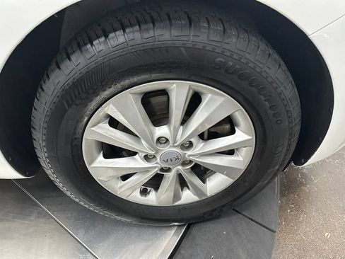 Used 2016 Kia Sedona LX w/ Option Group 020 FWD image 9