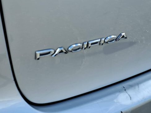 Used 2024 Chrysler Pacifica Touring-L FWD image 32