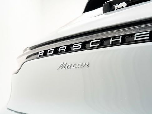 Used 2025 Porsche Macan image 30