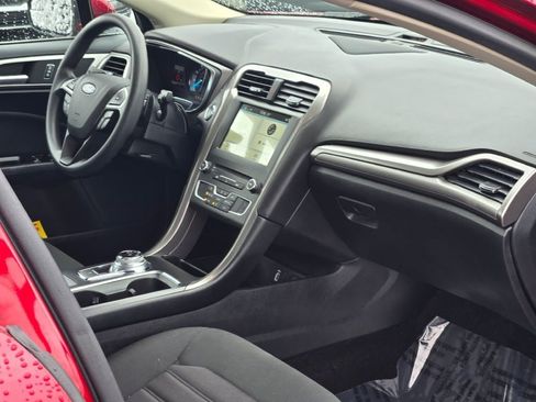 Used 2017 Ford Fusion SE w/ Fusion SE Technology Package image 7