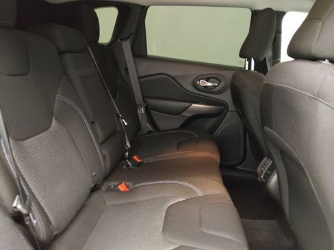 Used 2019 Jeep Cherokee Latitude w/ Popular Appearance Group FWD image 19