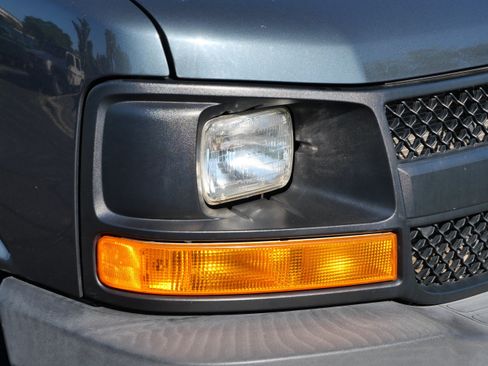Used 2017 Chevrolet Express 2500 RWD image 16