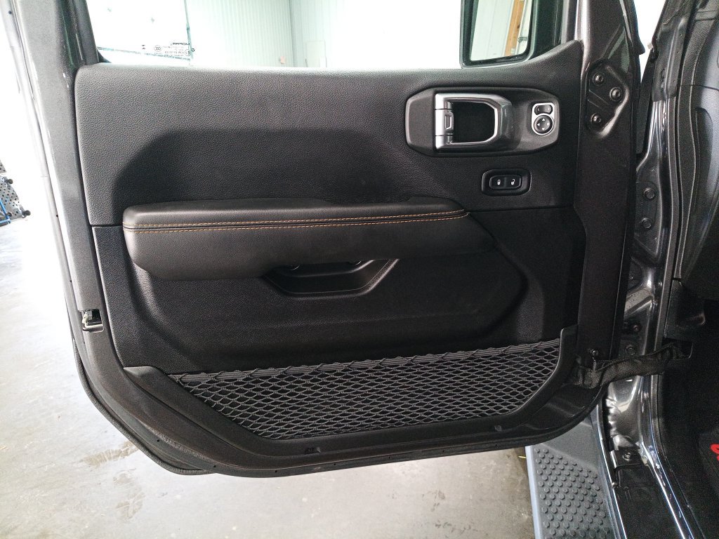 Used 2025 Jeep Wrangler Unlimited Sahara w/ Technology Group AWD/4WD image 14